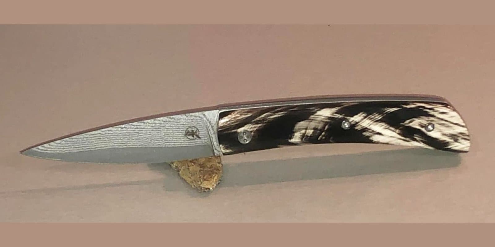 Barracuda 10 cm, Manche en corne de buffle d'Inde marbrée, lame inox 14C28
