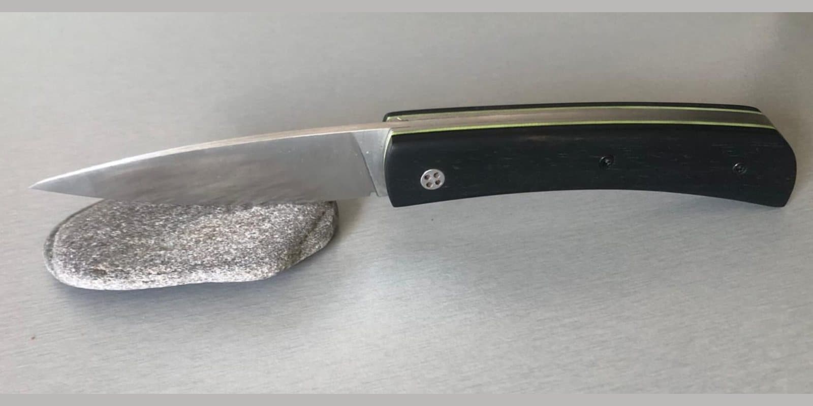 Barracuda 10 cm, Manche en ébène avec intercalaire jaune, lame inox 14C28