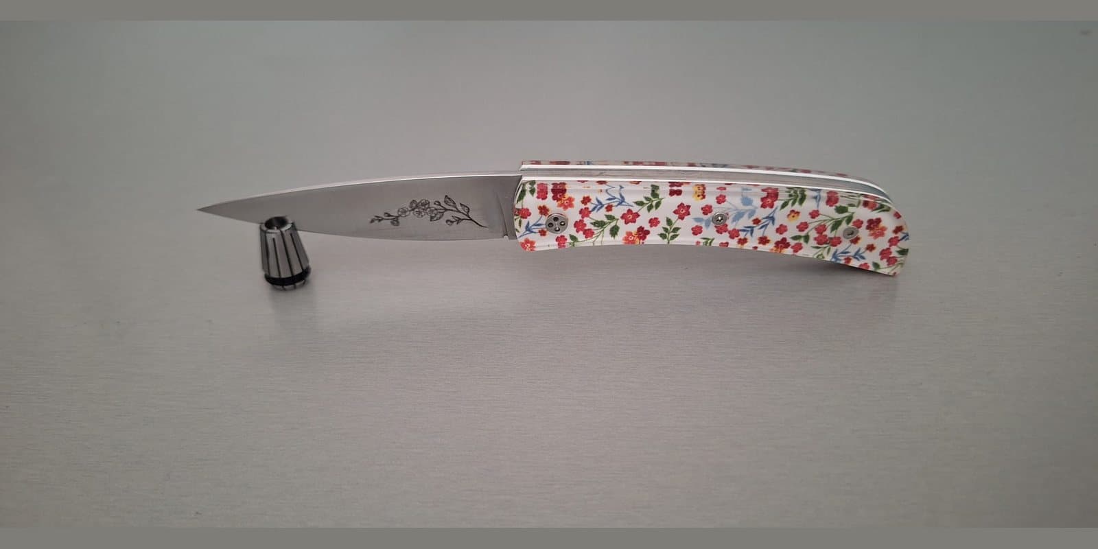 Barracuda 10 cm — Motif fleuri, Inclusion tissu, gravure sur la lame, lame inox 14C28
