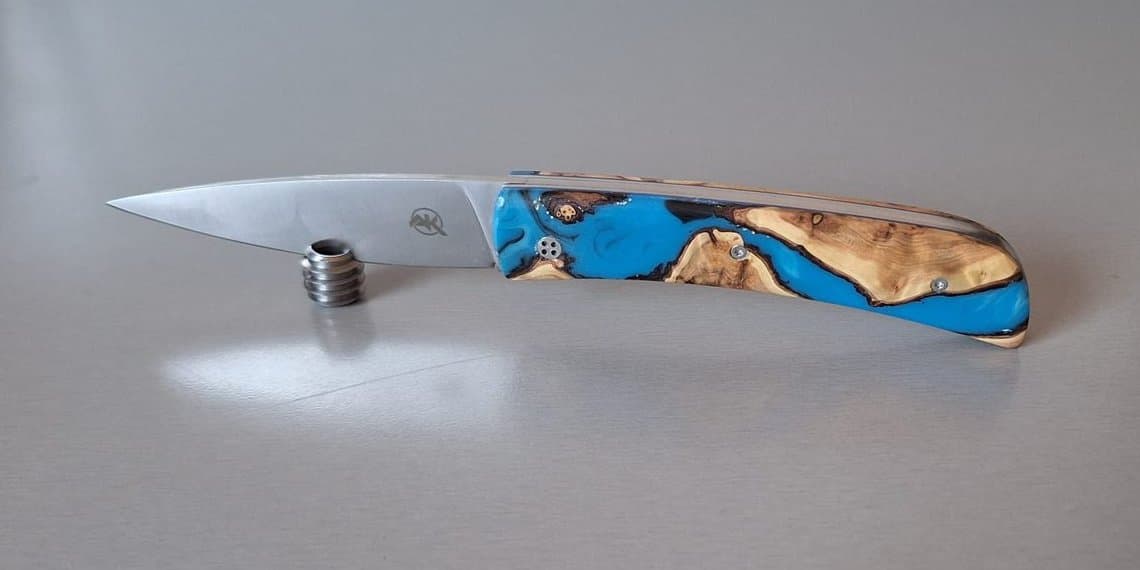 Barracuda grand modèle, plaquettes hybrides résine et bois, Lame inox 14C28