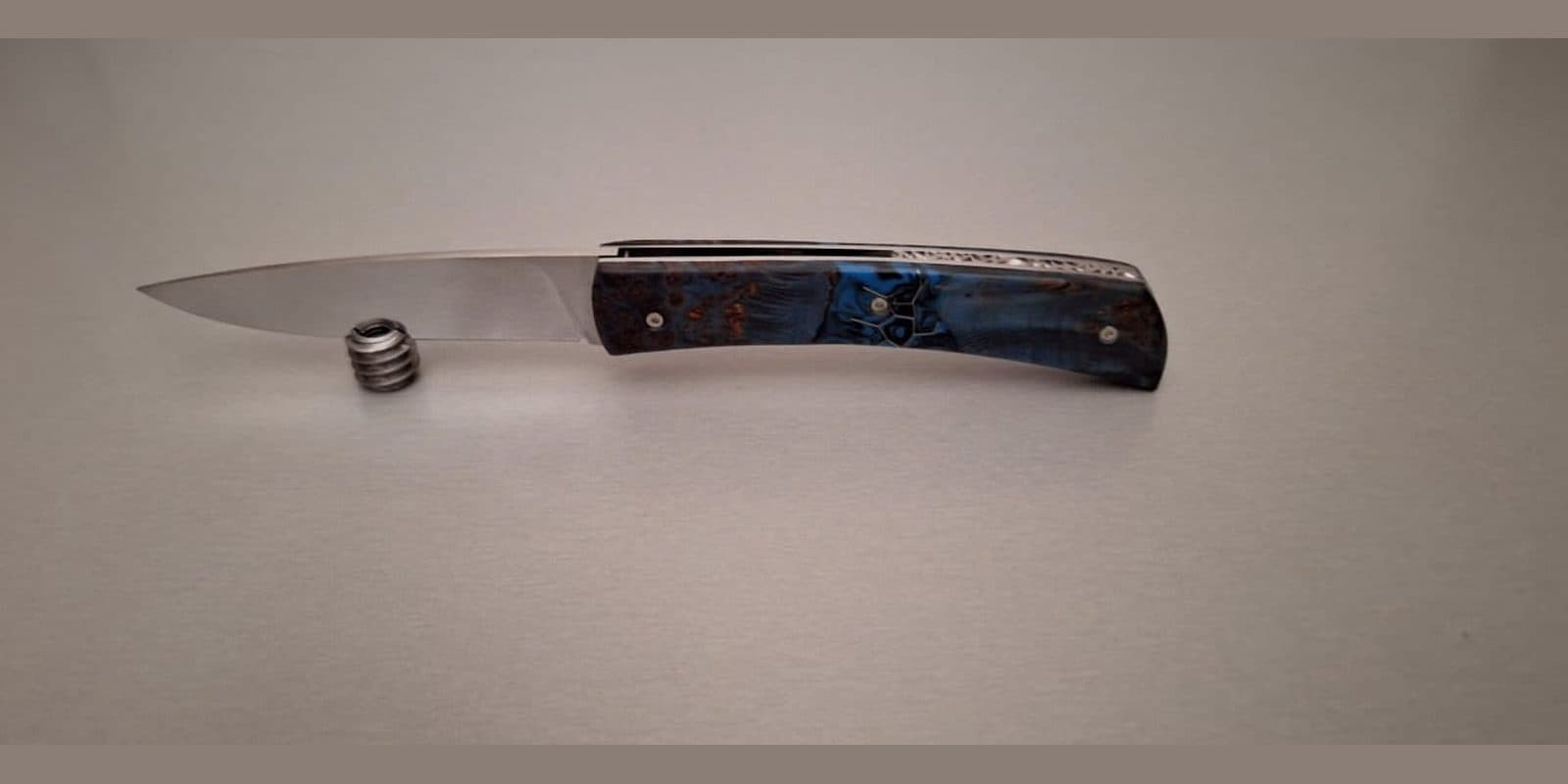 Barracuda grand modèle, Liner lock, guilloché