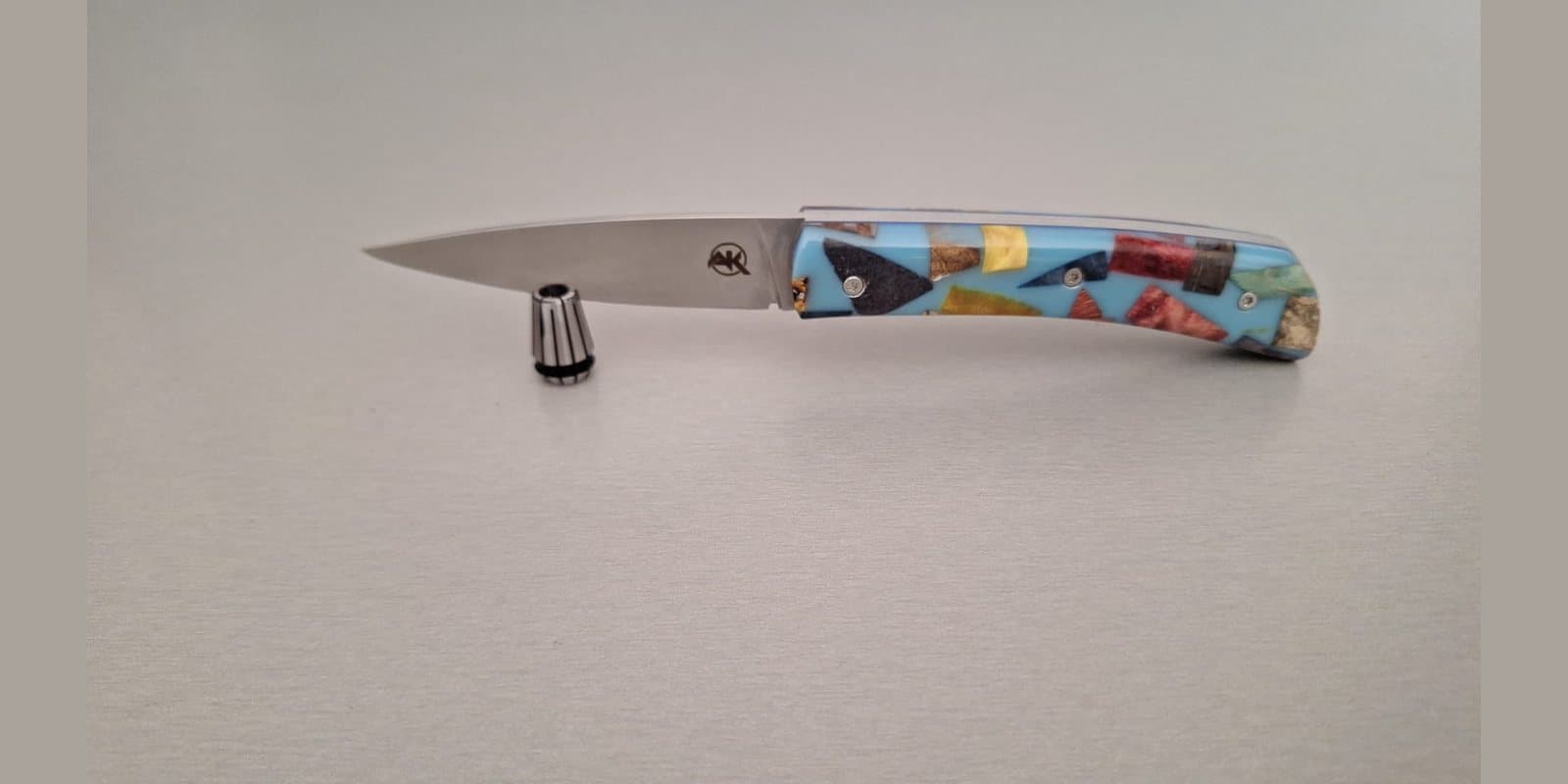 Barracuda 10 cm — Patchwork bleu, Inclusion bois et résine, lame inox 14C28