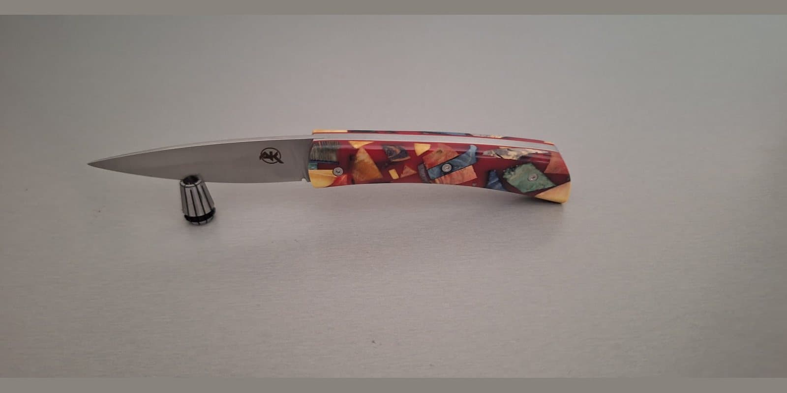 Barracuda 10 cm — Patchwork rouge, Inclusion bois et résine, lame inox 14C28
