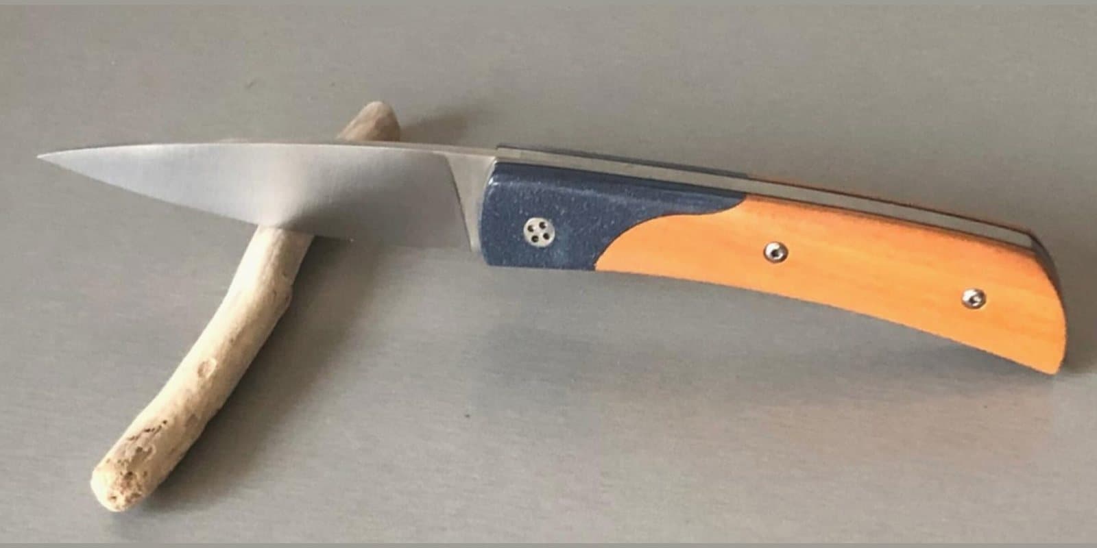 Barracuda 10 cm, Mitre en Corian, manche en péroba, lame inox 14C28