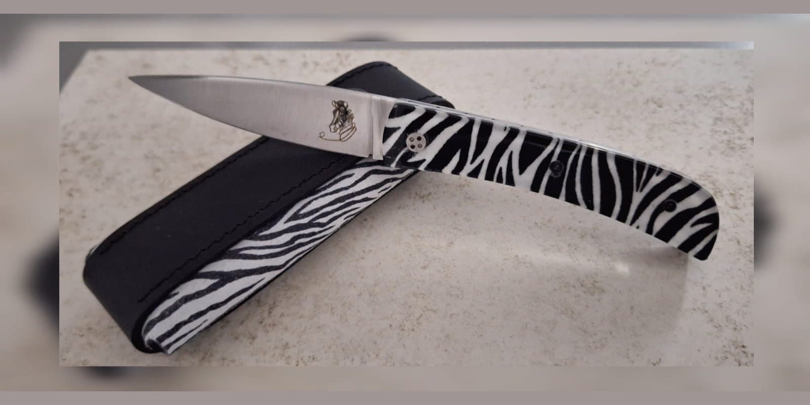 Barracuda 10 cm — Collection Savane, Motif zèbre, lame inox 14C28