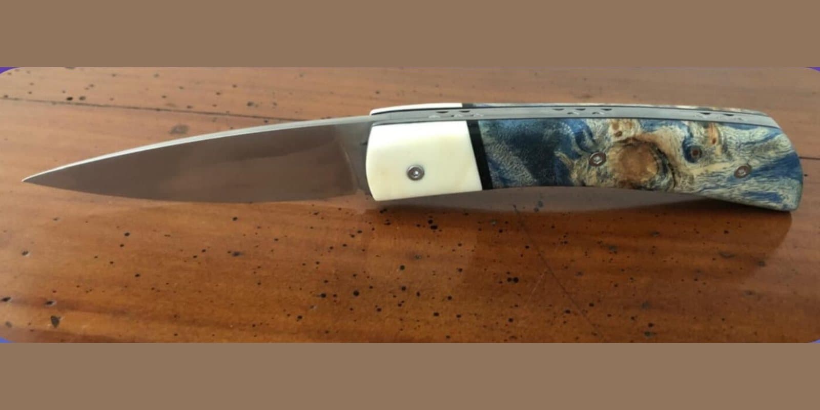 Barracuda 10 cm — Nuit étoilée, Mitres en phacochère, manche en peuplier coloré stabilisé, lame inox 14C28