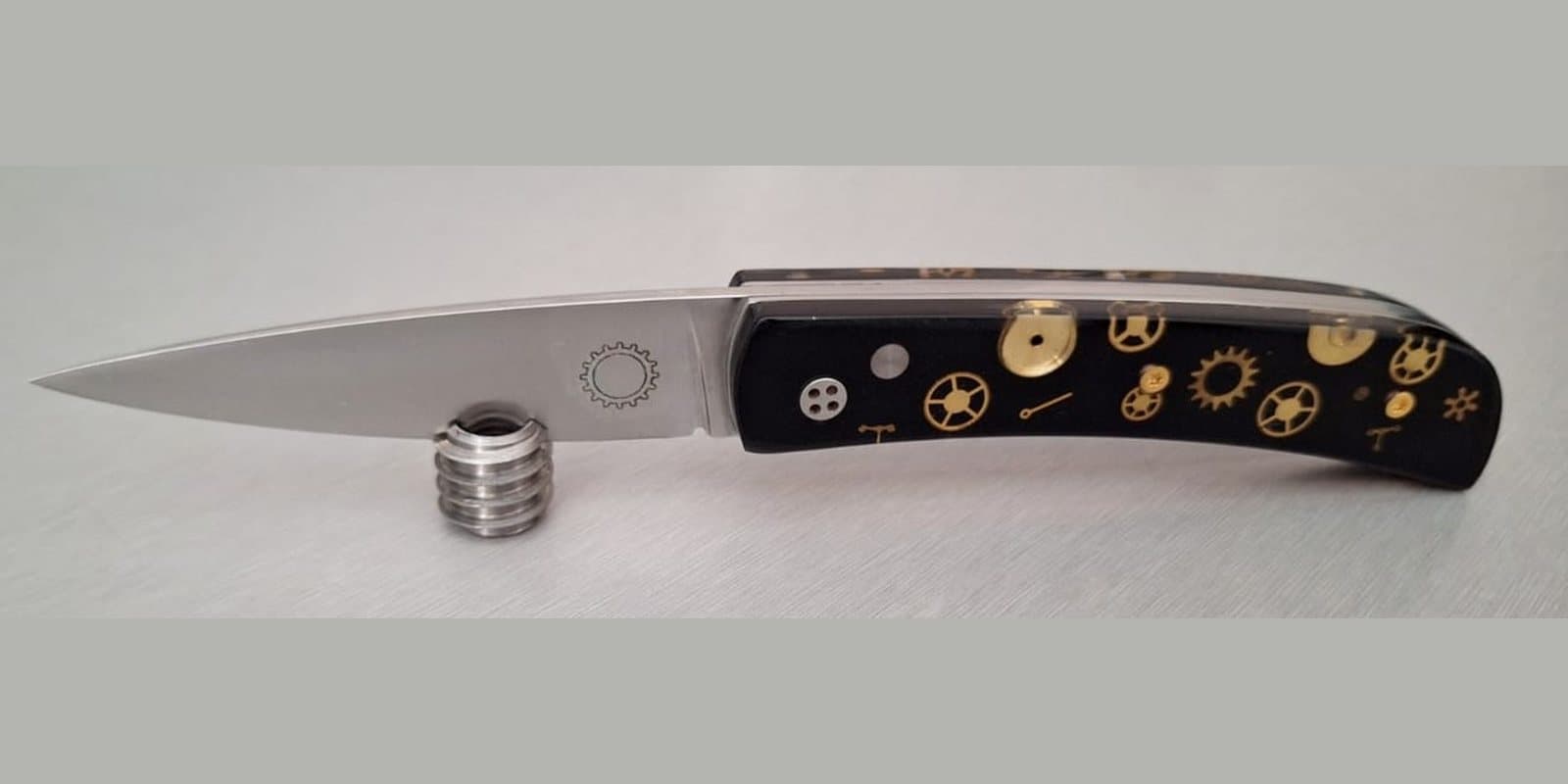 Barracuda 10 cm, Inclusion mécanismes de montre, vis or jaune 24 carats, lame inox 14C28