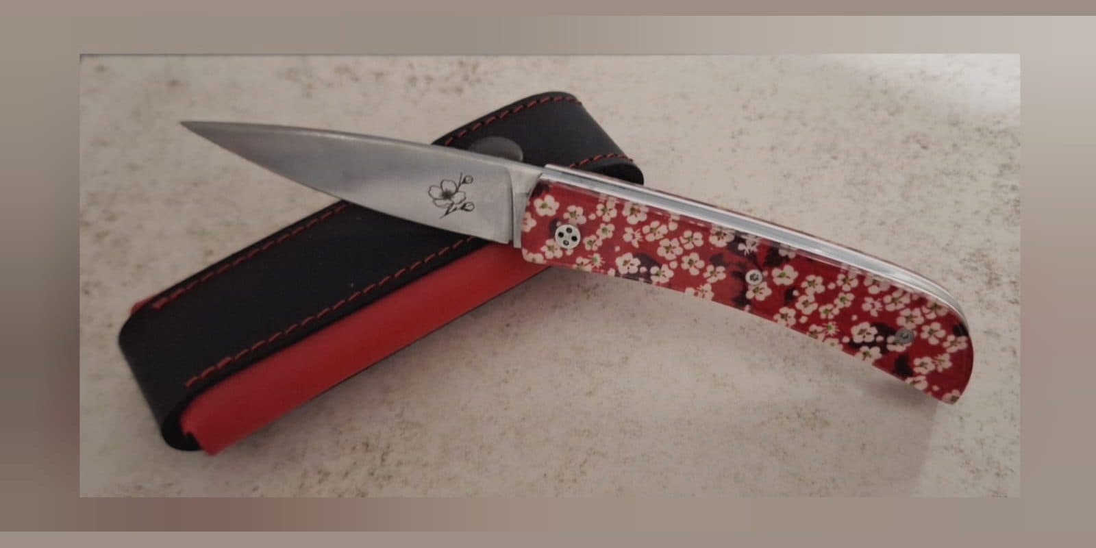 Pliant 10 cm Liberty London Mitsi Sakura, Lame gravée d'une fleur de cerisier du Japon, étui assorti