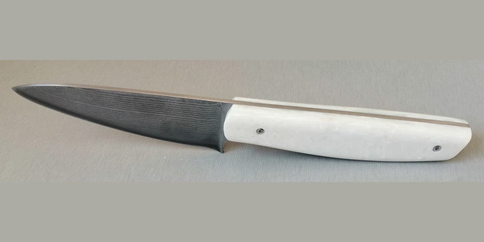 Modèle Asia, création personnelle, Office, lame VG10 Suminagashi, manche en Corian