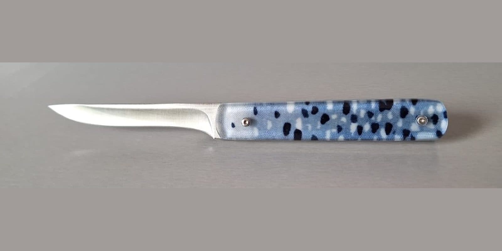Petit couteau à filets, Écaille de poisson bleu
