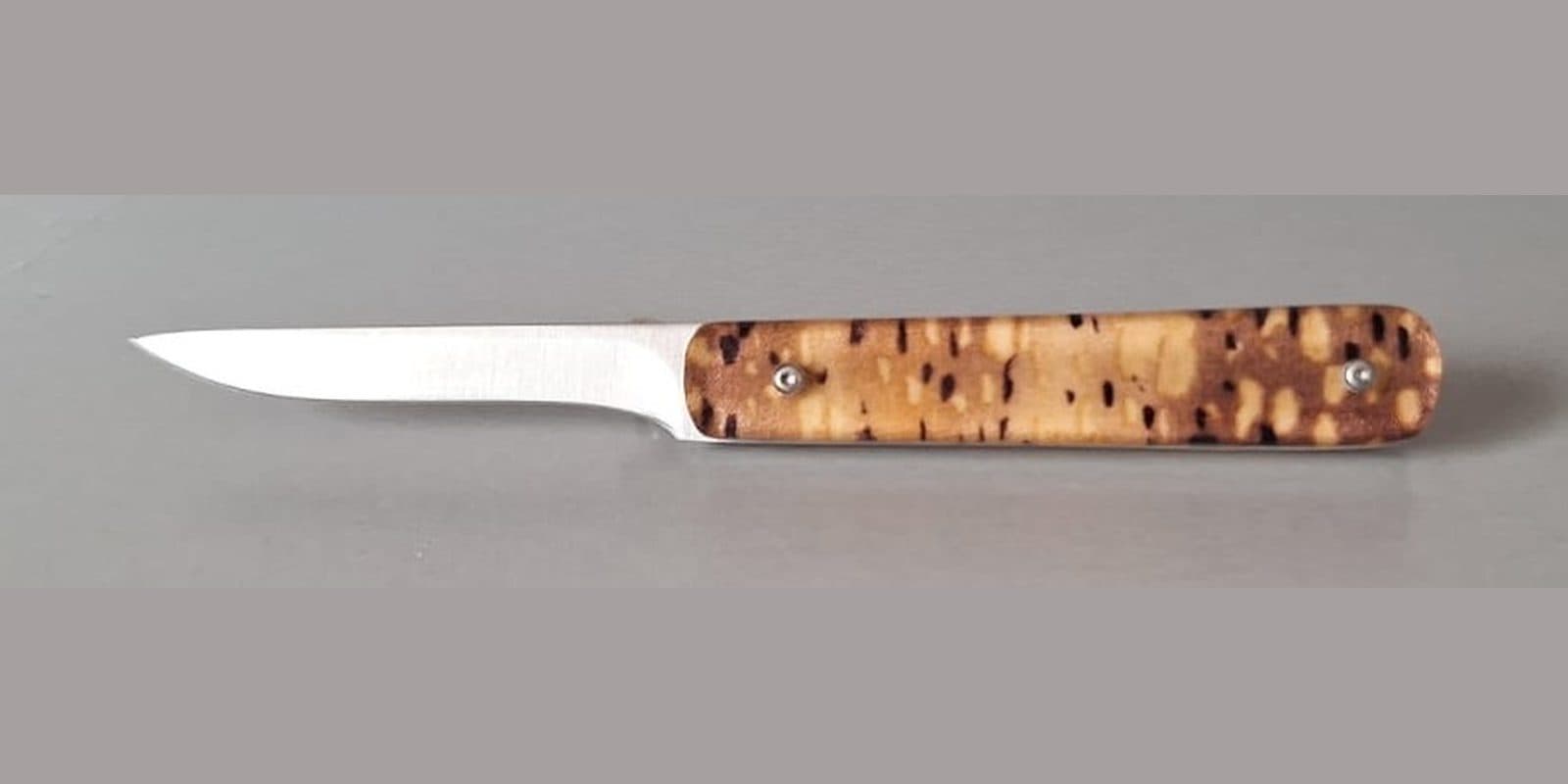 Petit couteau à filets, Écaille de poisson marron
