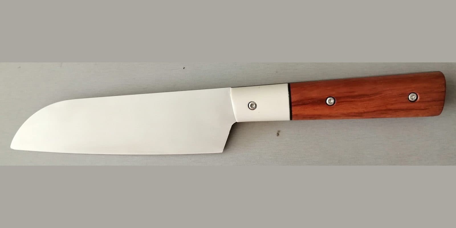 Santoku, Lame inox 14C28, manche en substitut d'ivoire et brown ivory