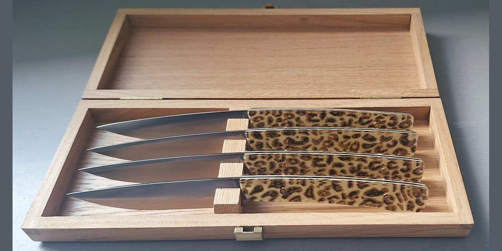 Le Delmonte, coffret de quatre, Léopard clair, manche vissé, vis or 24 carats