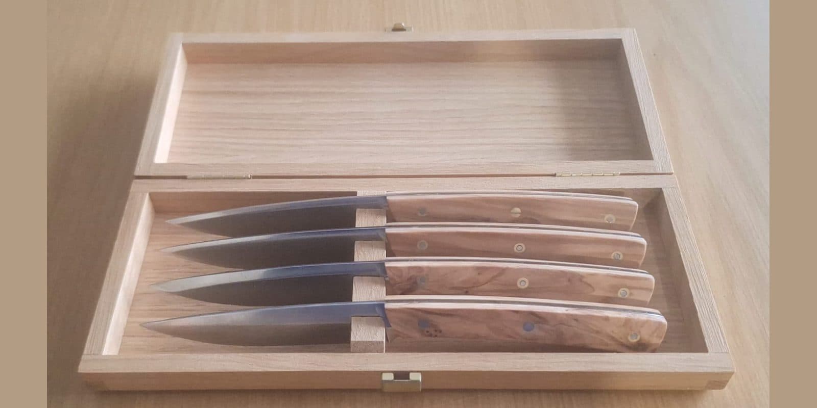 Le Delmonte, coffret de quatre, Manches en olivier de Provence sertis avec rosettes