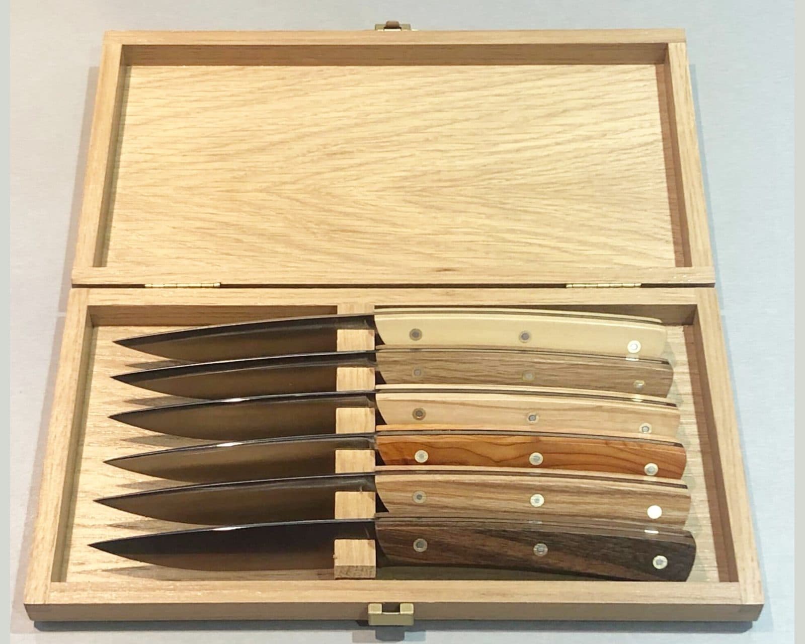 Le Delmonte, coffret « Bois de France » de six couteaux, Six essences différentes ; se décline en quatorze essences à la demande