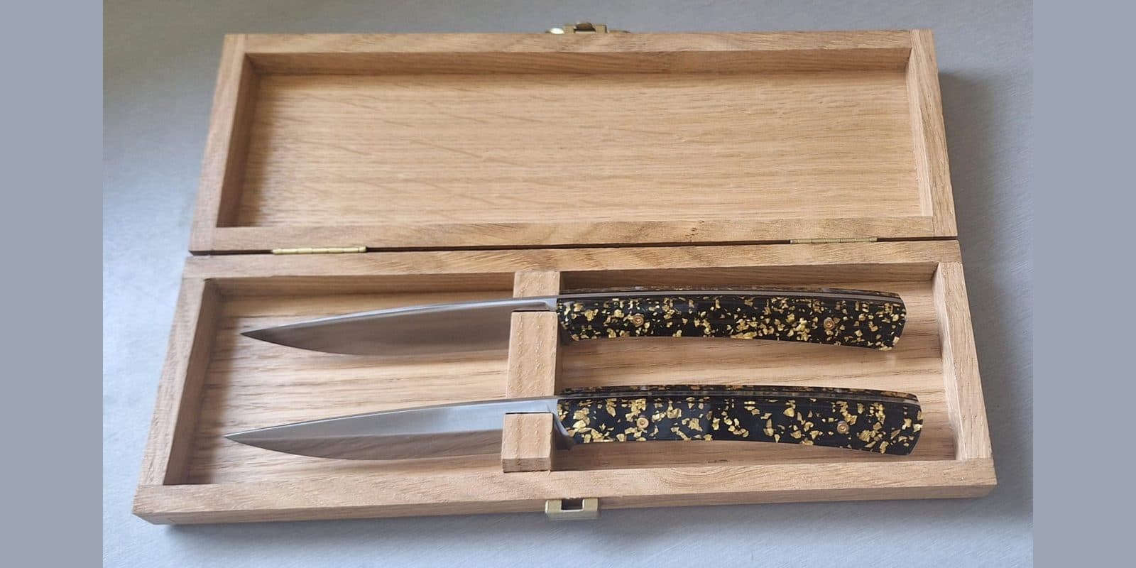Le Delmonte, coffret de deux, Paillettes or, manche vissé, vis or 24 carats