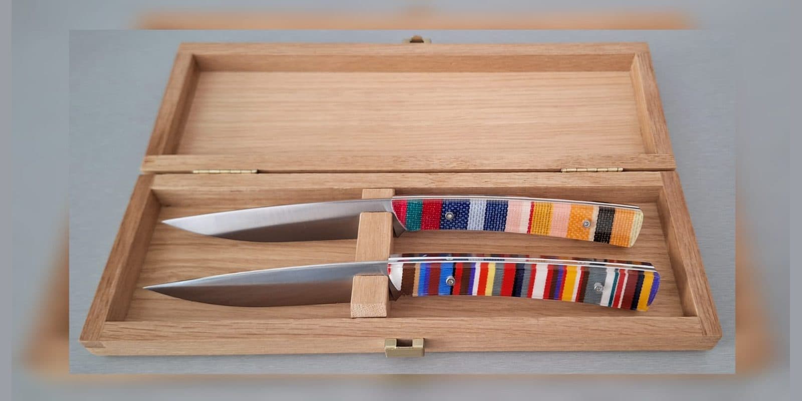 Duo panaché de couteaux de table, Deux rayures différentes