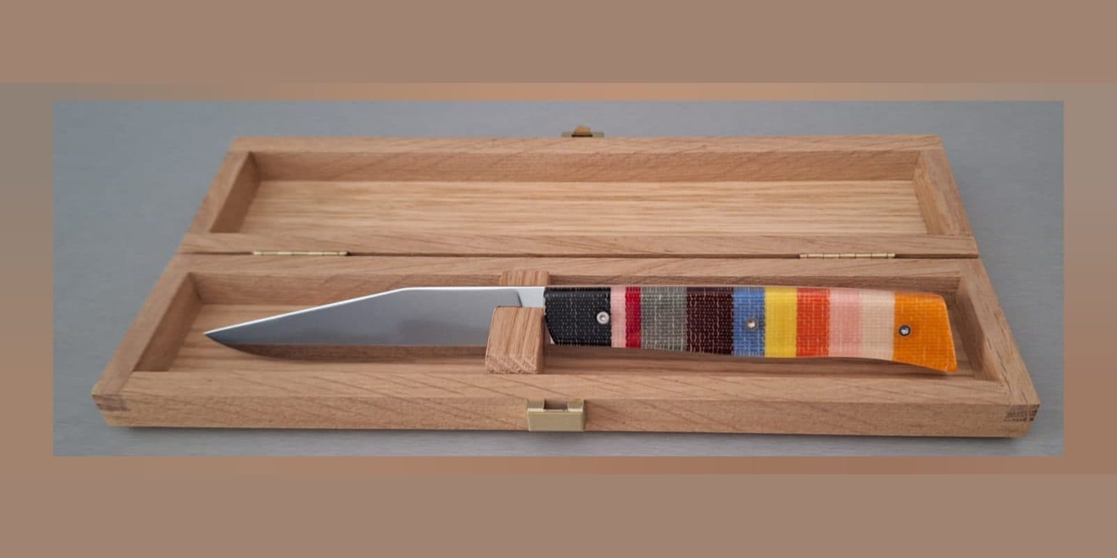 Couteau à steak en coffret une pièce, Coffret chêne massif